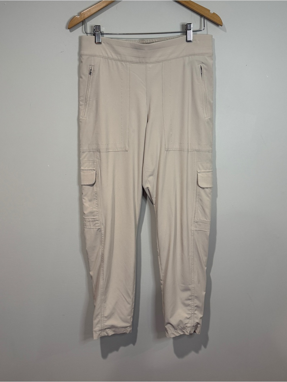 Athleta Women’s Chelsea Lined Cargo Pant Beige Khaki Athleisure Travel Size 8